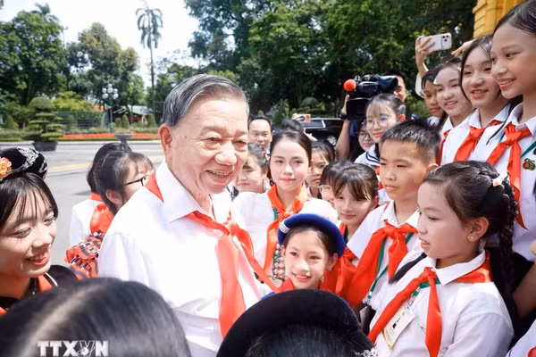Tổng Bí thư, Chủ tịch nước Tô Lâm với các Đội viên tiêu biểu toàn quốc. (Ảnh: Thống Nhất/TTXVN)