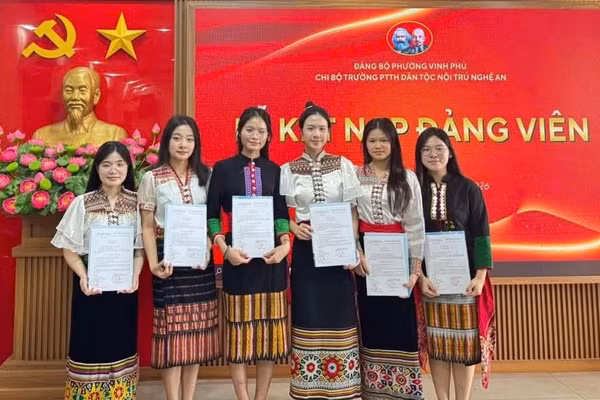 Nữ sinh dân tộc Thái muốn làm cô giáo để mang chữ về buôn làng