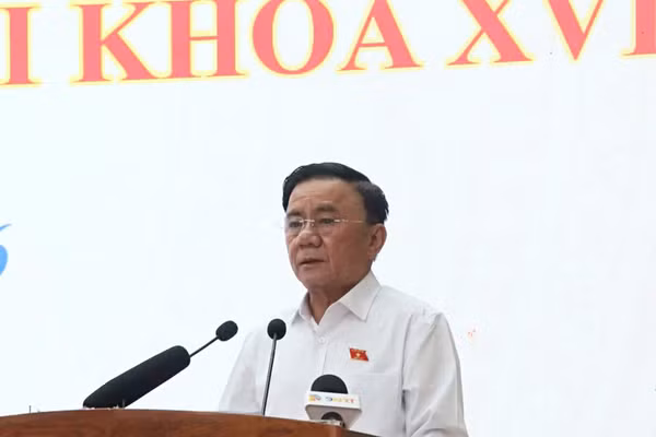 Ông Trần Cẩm Tú, Ủy viên Bộ Chính trị, Thường trực Ban Bí thư, trả lời ý kiến cử tri.