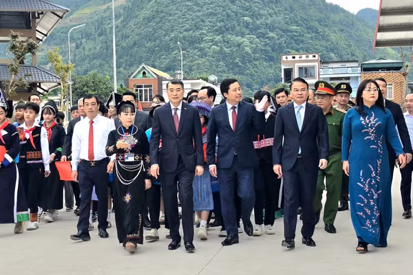 Thủ tướng Chính phủ Lê Minh Hưng dự lễ khai giảng năm học 2026-2027 tại điểm cầu chính, Trường Phổ thông nội trú Tiểu học và Trung học cơ sở Mường Khương.