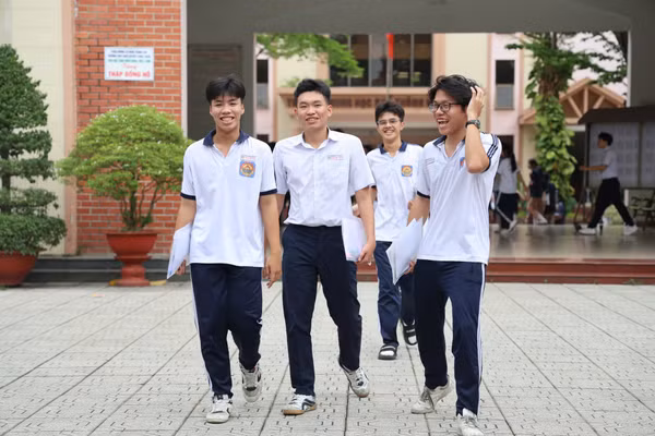 Thí sinh sau khi kết thúc môn Toán tại Điểm thi trường THPT Ngô Quyền (phường Trấn Biên, TP Đồng Nai). Ảnh: Hà An