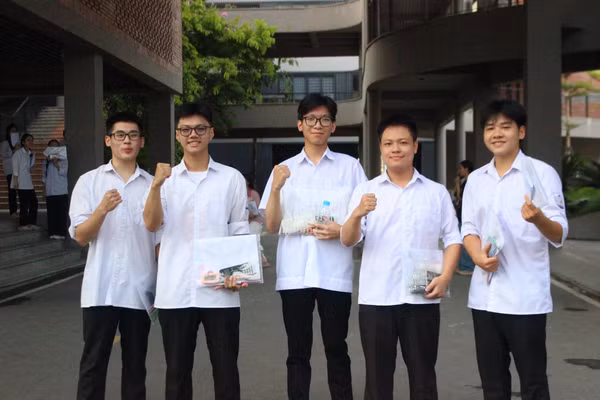 Thí sinh hoàn thành bài thi môn Toán tại Điểm thi THPT Phan Đình Phùng (Hà Tĩnh). Ảnh: Hồ Phương