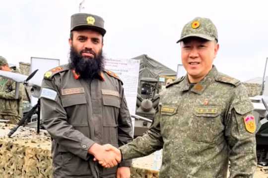 Ông Nasibullah Madani và tùy viên quân sự Triều Tiên Roh Ki-chol tại một triển lãm vũ khí trong khuôn khổ cuộc tập trận trung tâm-2026 ở Nga.