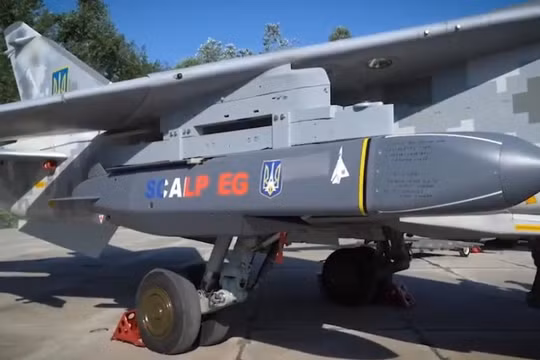 Tên lửa SCALP EG dưới cánh máy bay ném bom Su-24M của Ukraine.