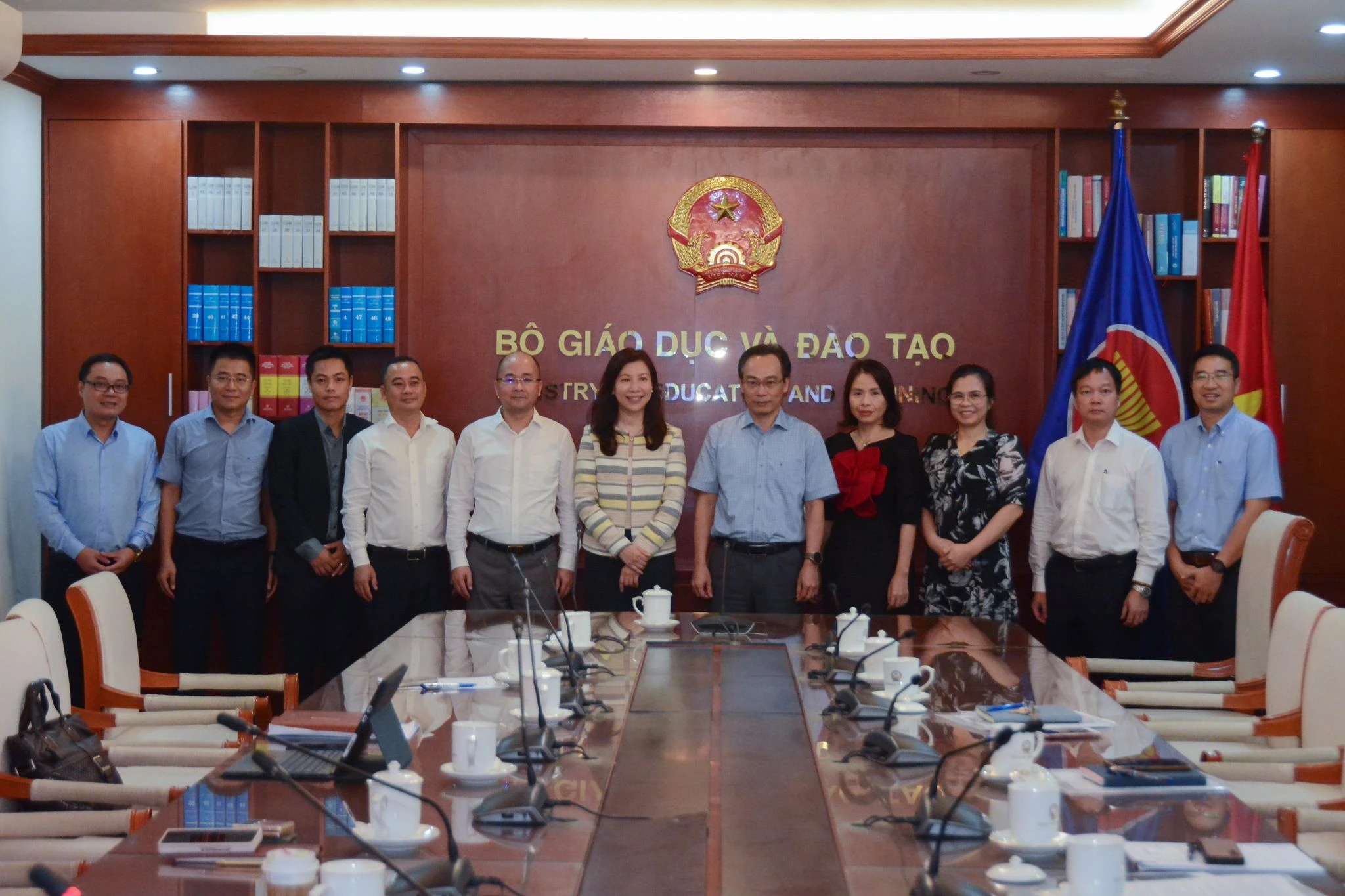 Các đại biểu chụp hình lưu niệm.