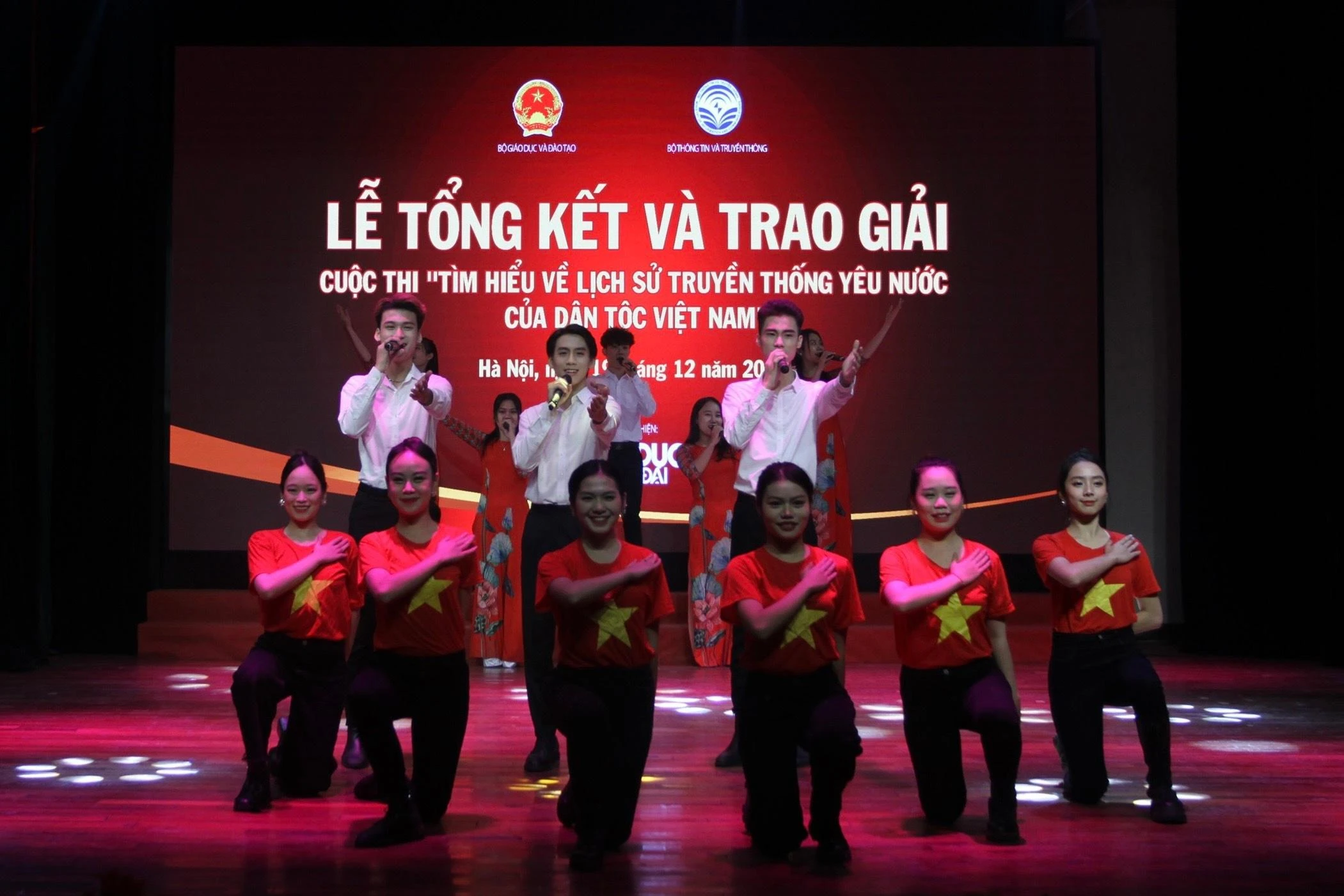 Văn nghệ chào mừng.