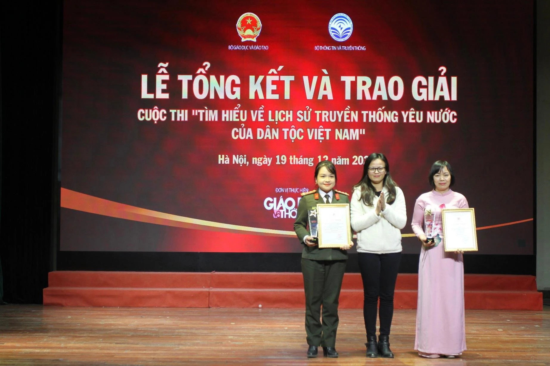 Bà Nguyễn Thị Ánh - Phó Vụ trưởng Vụ Tuyên truyền, Ban Tuyên giáo trung ương, trao bằng khen cho tác giả đạt giải Nhì.