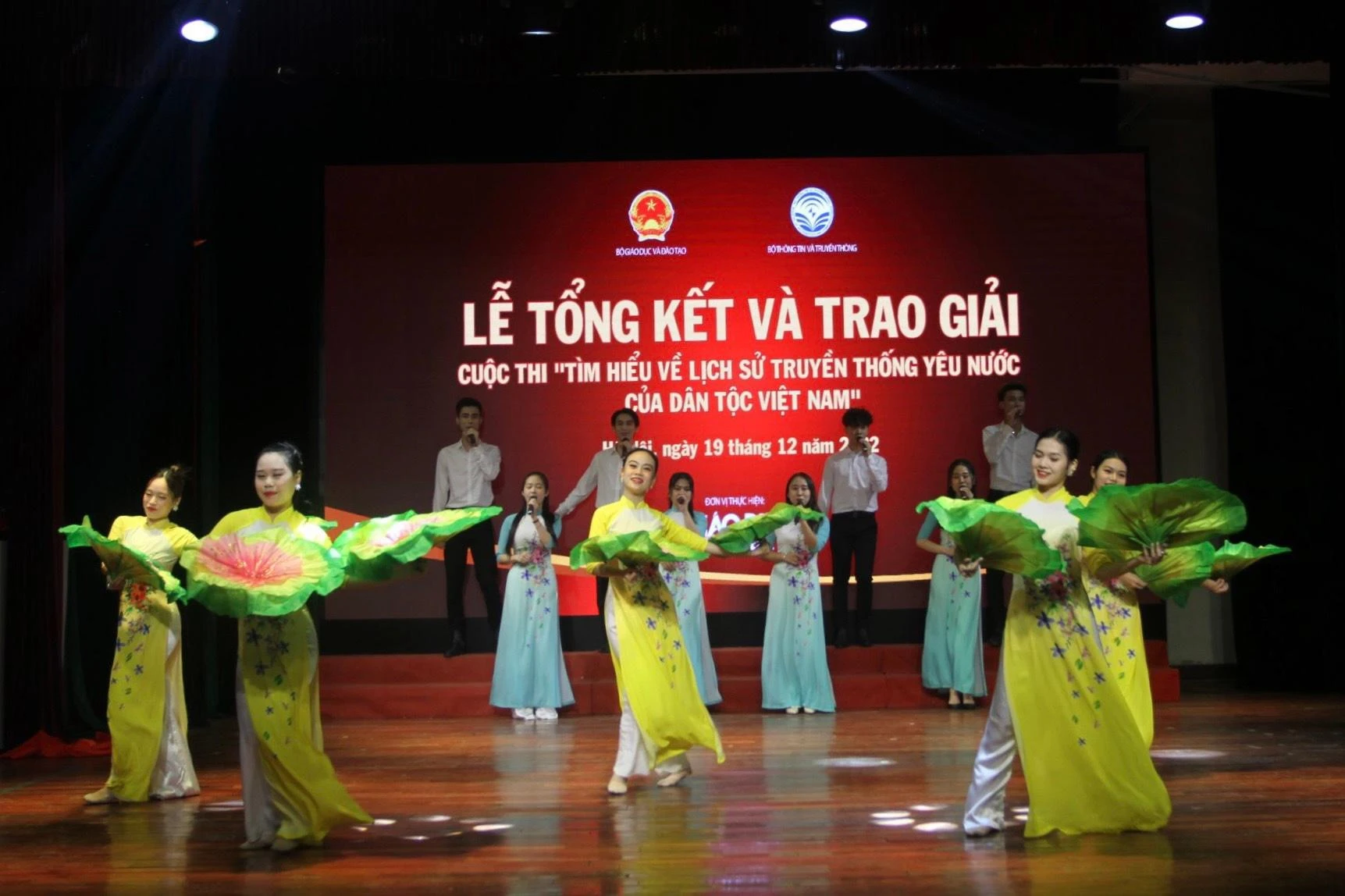 Văn nghệ chào mừng.