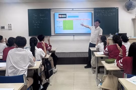 Ông Phạm Văn Giềng trong một giờ dạy tại Trường THCS&THPT Sư phạm. Ảnh: NVCC 