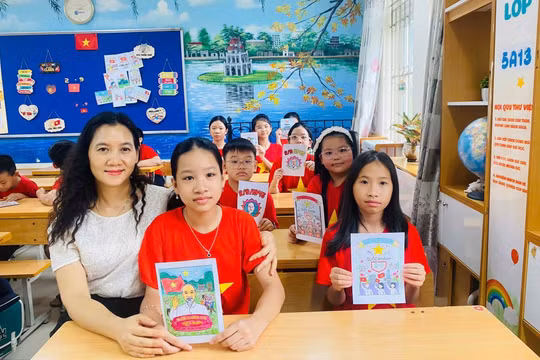 Cô trò Trường Tiểu học Yên Hòa, phường Yên Hòa, Hà Nội. Ảnh: Đình Tuệ