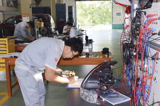 Sinh viên Trường CĐ Cơ khí Nông nghiệp thực hành nghề. Ảnh: NTCC