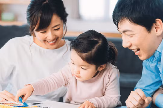 Điều quan trọng là trẻ cần hiểu rằng, sự yêu thương của cha mẹ không phụ thuộc vào việc sau này con có kiếm được nhiều tiền hay không. Ảnh minh họa.