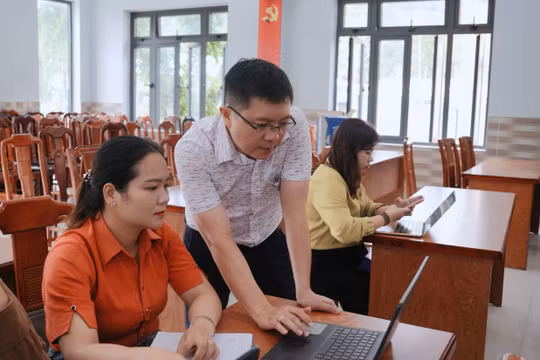 Giáo viên Phổ thông Dân tộc nội trú Tiểu học & THCS La Dêê được hướng dẫn xây dựng học liệu dạy học trên cơ sở sử dụng các ứng dụng AI. Ảnh: NTCC