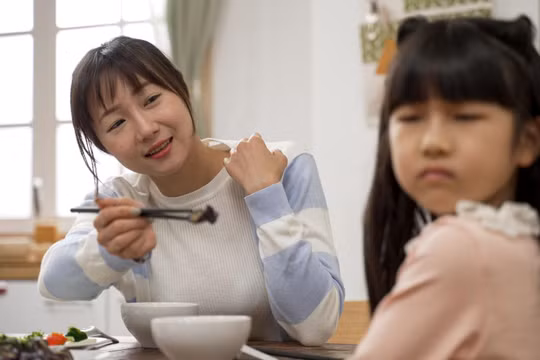 Trẻ nghịch, vứt bỏ thức ăn có thể xuất phát từ nhiều nguyên nhân khác nhau, không phải lúc nào cũng đồng nghĩa với việc trẻ “không biết quý trọng đồ ăn”.