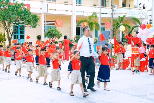 Ông Đỗ Hồng Duy trong ngày khai giảng năm học 2026 - 2027.