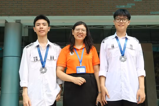 Cô giáo Đào Hải Yến chúc mừng Phùng Quang Hưng và Thân Đức Chính sau khi hai em giành Huy chương Bạc Olympic Sinh học quốc tế.