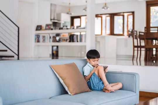 Thiết bị điện tử mang đến nhiều hình thức giải trí và kết nối, nhưng trẻ vẫn cần sự quan tâm, tương tác trực tiếp từ những người xung quanh.