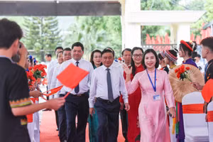 Học sinh Bắc Ninh vinh dự chào đón lãnh đạo Đảng, Nhà nước chung vui ngày khai giảng.