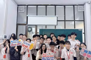 Trần Nhật Anh cùng các bạn lớp 12A2 và cô giáo chủ nhiệm.