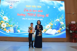 Nhà giáo Tô Thị Hải Yến khen thưởng học sinh Nguyễn Minh Trí.
