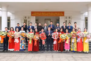 Lãnh đạo TP Từ Sơn, Phòng GD&ĐT, Phòng Nội vụ chúc mừng cán bộ quản lý sau sáp nhập.