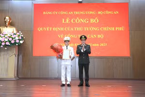 Thừa ủy quyền, Bộ trưởng Bộ Công an Lương Tam Quang đã trao Quyết định bổ nhiệm chức vụ Thứ trưởng Bộ Công an đối với Thiếu tướng Đặng Hồng Đức.
