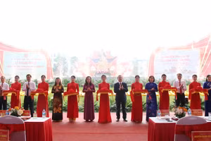 Đại biểu cắt băng khánh thành công trình.