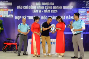 Cựu danh thủ Đội tuyển bóng đá Quốc gia Việt Nam Đặng Phương Nam ký lưu niệm lên bóng thi đấu tại buổi lễ.
