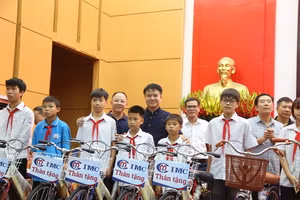 Trao xe đạp, học bổng 'tiếp sức' học sinh khó khăn ở Phú Thọ