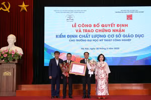 PGS.TS Nguyễn Thị Phương Nga cùng đại diện Bộ GD&ĐT trao giấy chứng nhận cho đại diện Trường Đại học Mỹ thuật Công nghiệp 