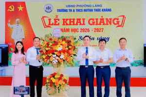 Đại diện lãnh đạo phường Láng chúc mừng nhà trường.