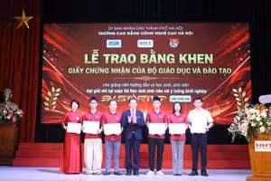 Trao Bằng khen và Giấy chứng nhận của Bộ GD&ĐT cho GV, HSSV đạt giải Nhì Cuộc thi: “HSSV với ý tưởng khởi nghiệp” năm 2026.