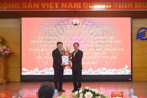 Ông Nguyễn Thanh Sơn (bên phải) trao Quyết định và tặng hoa chúc mừng ông Đinh Văn Châu.