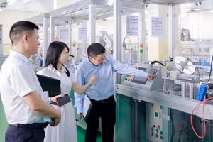Đào tạo nghề với xưởng thực hành nhiều trang thiết bị hiện đại.