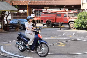 Lái xe thực hiện sát hạch thực hành. 