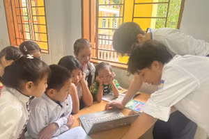 Nhóm học sinh Thủ đô ứng dụng AI để số hóa chữ Thái cổ