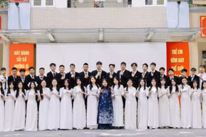 Cô trò trường THCS Hoàng Hoa Thám.