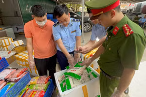 Lực lượng chức năng đã tiến hành tạm giữ toàn bộ số thực phẩm vi phạm.