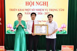 Ông Nguyễn Cương Nghị, Chủ tịch UBND phường Hạp Lĩnh trao Bằng khen của Chủ tịch UBND thành phố cho tập thể Trường THCS Khắc Niệm (cũ).