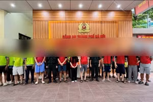 Các đối tượng tại cơ quan cảnh sát điều tra (Ảnh CAHN).