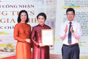 Ông Phạm Quốc Toản, Phó giám đốc Sở GD&ĐT Hà Nội trao chứng nhận cơ sở giáo dục chất lượng cao.