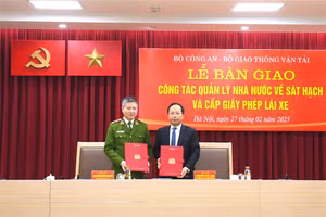 Trung tướng Nguyễn Ngọc Lâm, Thứ trưởng Bộ Công an và Thứ trưởng Bộ Giao thông vận tải Nguyễn Duy Lâm ký và trao biên bản bàn giao.
