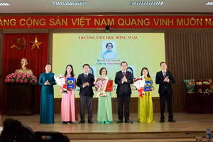 Lãnh đạo phường Đông Ngạc trao quyết định, chúc mừng Ban giám hiệu Trường Tiểu học Đông Ngạc.