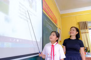 Cô trò Trường Tiểu học Yên Sơn.