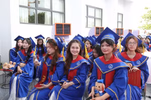 Sinh viên FBU hân hoan trong buổi lễ tốt nghiệp.
