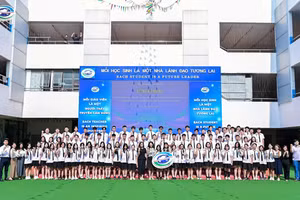 Hội đồng quản trị, Ban Giám hiệu nhà trường chụp ảnh cùng đội tuyển học sinh giỏi khối 12.
