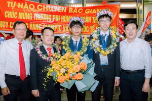 Thầy Nguyễn Văn Đóa (thứ 2 từ trái sang phải) cùng lãnh đạo Sở GD&ĐT Bắc Giang, Trường THPT Chuyên Bắc Giang đón học sinh đạt thành tích cao tại Olympic quốc tế.