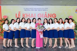 NGƯT Nguyễn Thị Phương Lan (áo dài) - nguyên Hiệu trưởng Trường Tiểu học Dịch Vọng A (nơi cô Hoa từng giảng dạy).