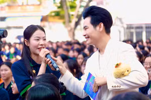 Học sinh hào hứng giao lưu với MC cùng các các nghệ sĩ tại chương trình.