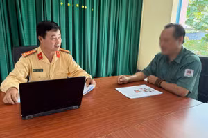 Công an làm việc với lái xe Đ.